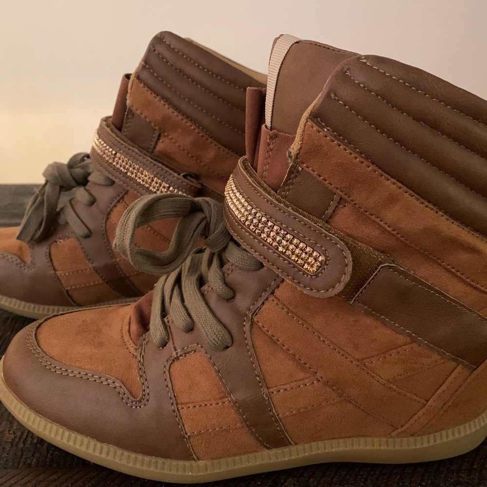 Pre-loved. Minimal wear. Please enlarge pictures to view. - Picture 3 of 13